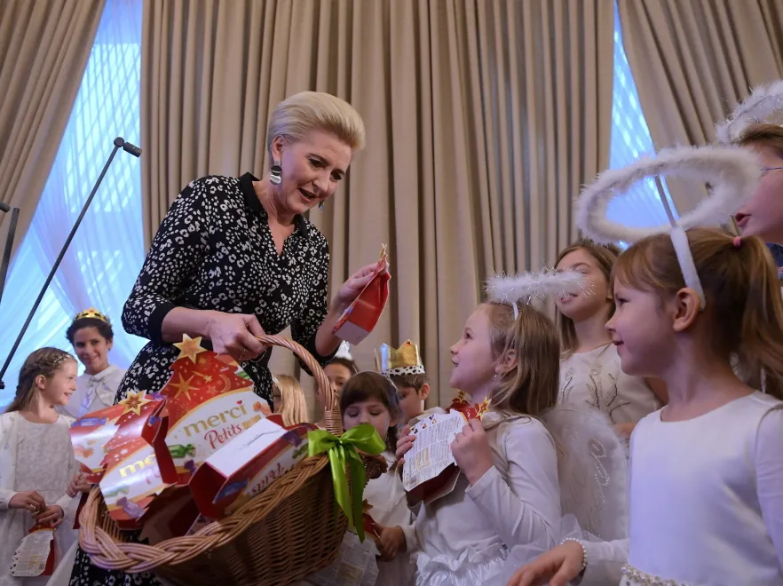 Agata Duda w hitowej sukience sezonu wyszła poza swoją strefę modowego komfortu... FOTO