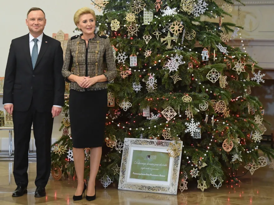 Ostrzej niż zwykle! TAK perfekcyjnie wystylizowana Agata Duda odbierała Betlejemskie Światło Pokoju