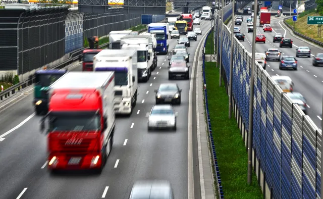 Jazda na suwak. Nowe przepisy zasiały zamęt w głowach kierowców. Kto, kogo i kiedy ma wpuszczać?