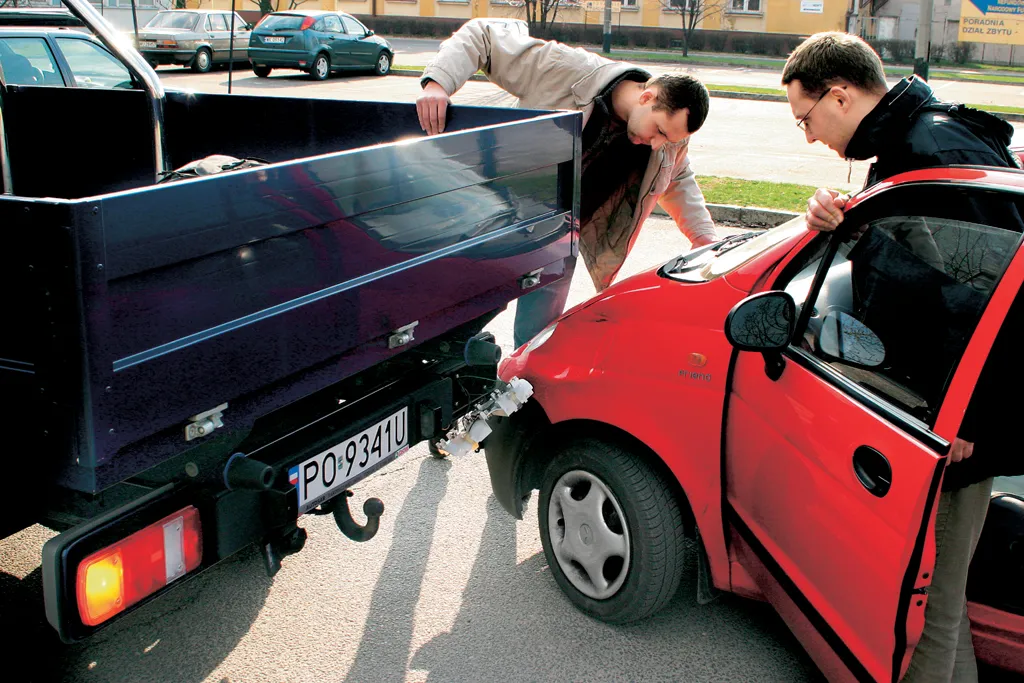 Miasto czy ubezpieczyciel? Kto powinien posprzątać jezdnię po kolizji?