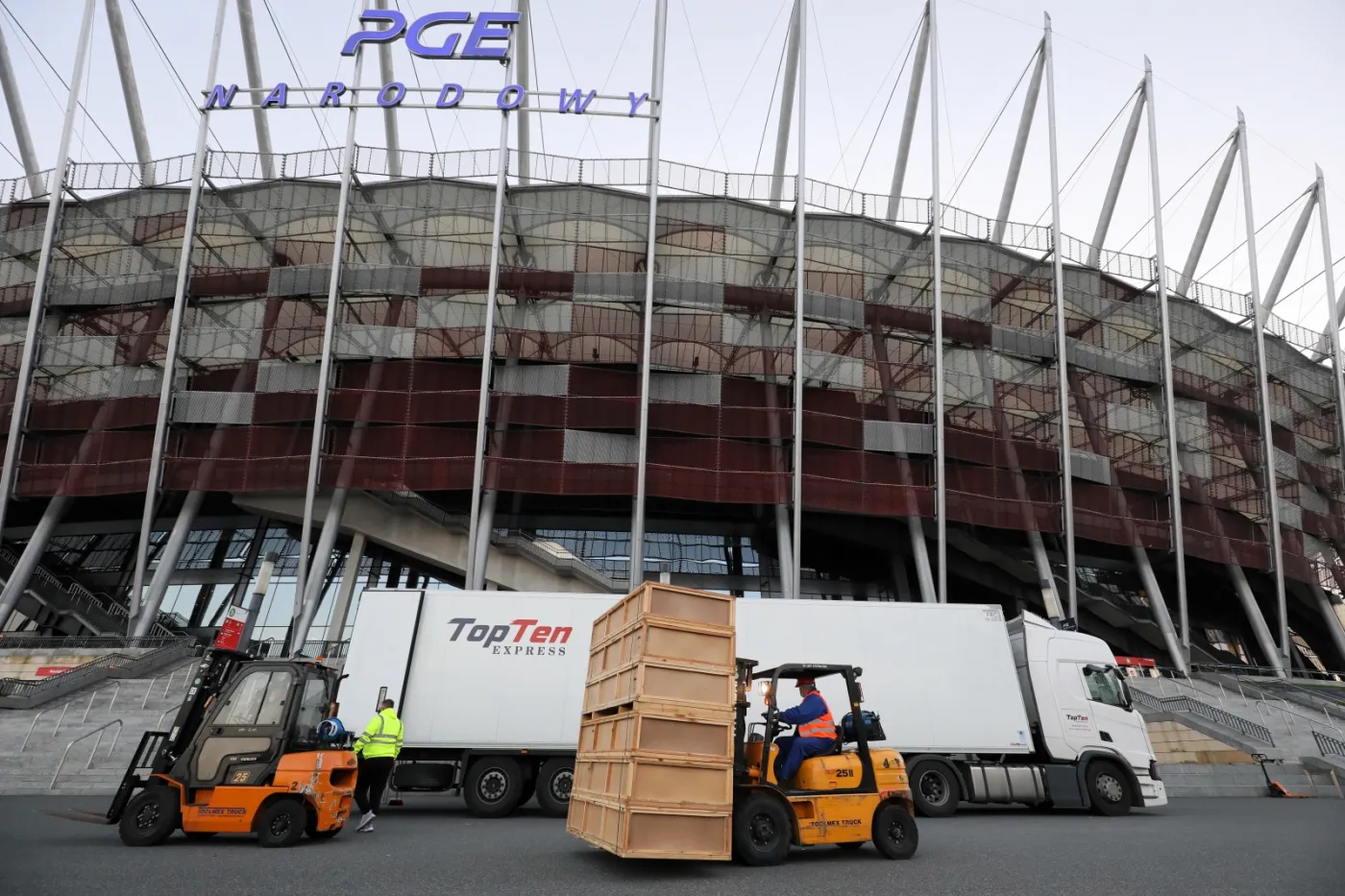 Szpital polowy na Stadionie Narodowym. Szef KPRM: Blisko 100 zgłoszeń od pielęgniarek i ratowników