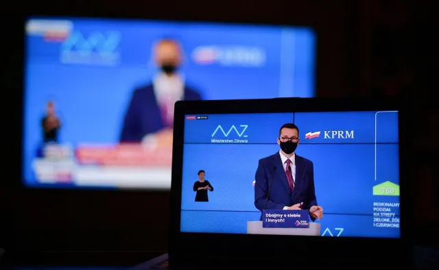 Święta Bożego Narodzenia w czasie pandemii. Premier: Pracujemy nad możliwościami prawnymi, które ograniczą przemieszczanie się