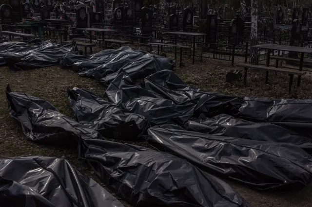 Heraszczenko: W kolejnej wsi pod Kijowem znaleziono masowy grób