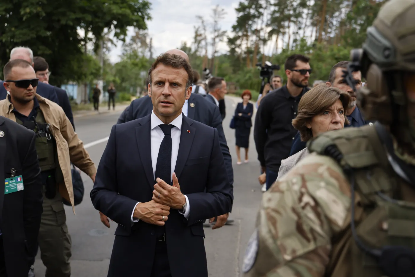 Macron w Irpieniu: Tu popełniono zbrodnie wojenne
