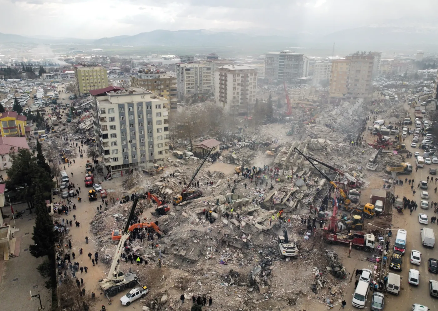 Media: 23 mln ludzi dotkniętych zeszłotygodniowym trzęsieniem ziemi w Turcji i Syrii