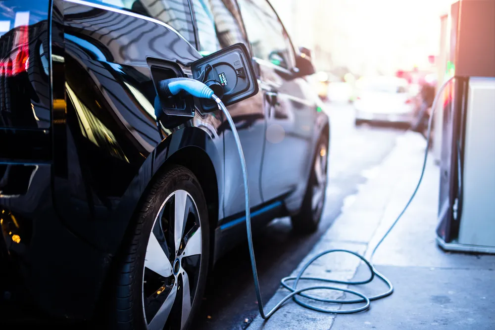 Nie będzie miliona aut elektrycznych w 2025 roku. Nadspodziewanie szczery plan dla energii i klimatu