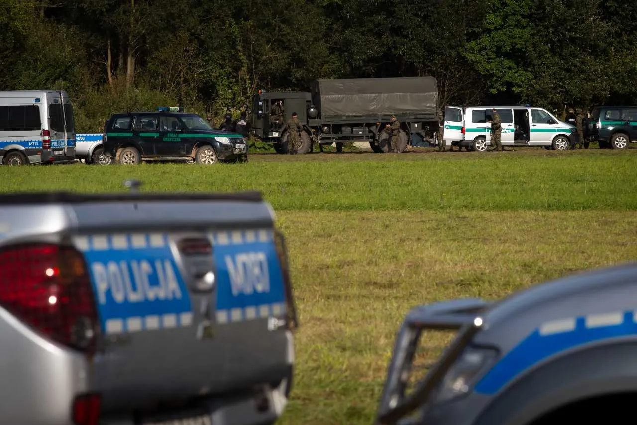 Krynki: stan wyjątkowy przyniósł liczne kontrole policji i spokój. Na granicy trwa budowa ogrodzenia