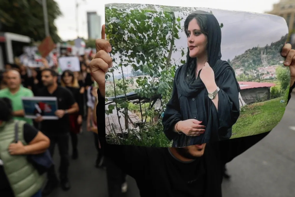 Iran: Ponad 5 lat więzienia dla wuja Mahsy Amini