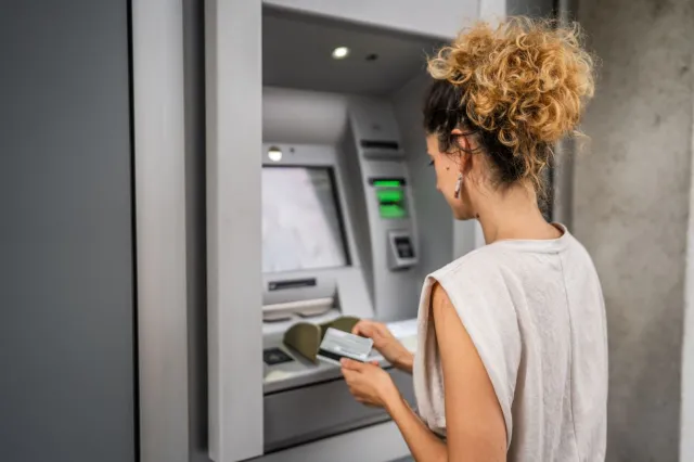Gotówka coraz bardziej zakazana: coraz mniej bankomatów, a czynne wypłacają pieniądze z limitami. Jakie ograniczenia w obrocie