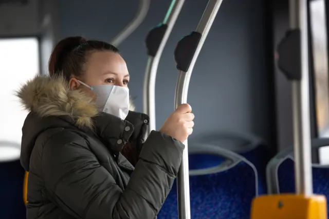 Ekspert: Liczba przypadków COVID-19 spada w normalnym tempie