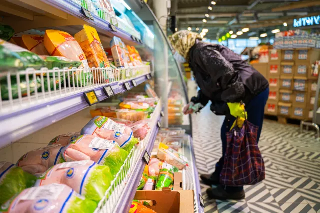 Polacy coraz bardziej ograniczają wydatki na podstawowe potrzeby. Nowy SONDAŻ