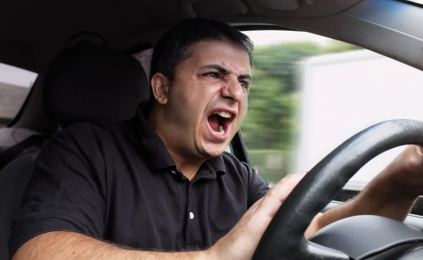 Skąd się bierze agresja na drodze? Ekspert: Czasem wybuchy furii kierowców są spektakularne