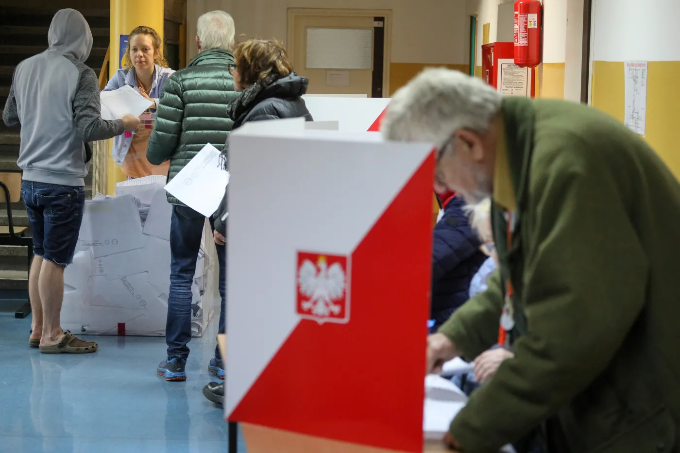 Wybory 2023. Krytyczna sytuacja w krakowskiej OKW. Urząd dowozi dodatkowe karty do głosowania i urny