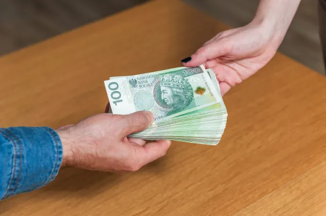 Gotówka od ojca to problem: Skarbówka stawia sprawę jasno – odmowa zwolnienia z podatku od darowizny, nawet gdy pieniądze wpłyną na konto obdarowanego