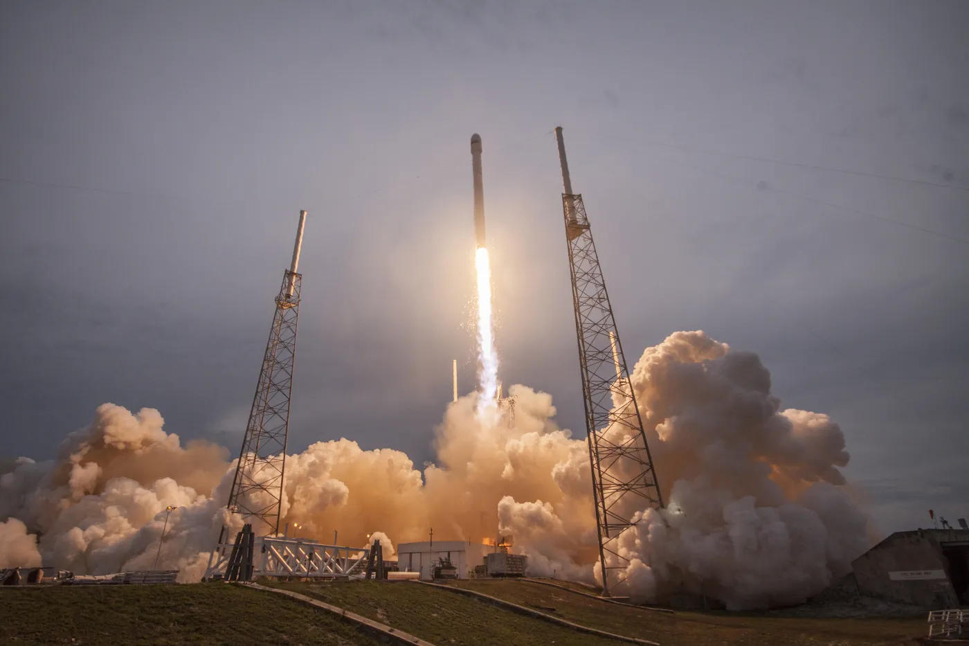 Elon Musk w kosmicznym wyścigu. Czy setki satelitów zapewnią mu dominację na orbicie i w eterze?