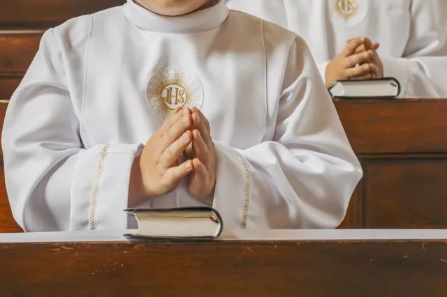 Tyle większość Polaków przeznaczy na prezent komunijny. Poziom zamożności nie jest kluczowy