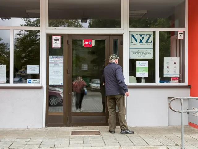 Rewolucja w szpitalach i prywatnych gabinetach. NFZ prześwietli zarobki lekarzy i ukróci płatne wizyty