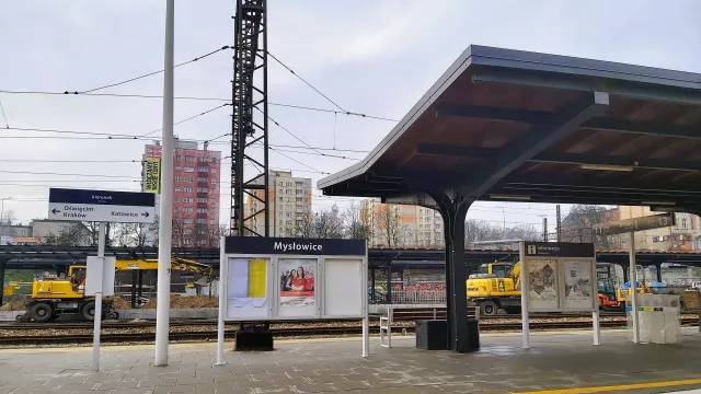Zmiany na ważnej stacji na Śląsku. Została tylko kładka sprzed stu lat