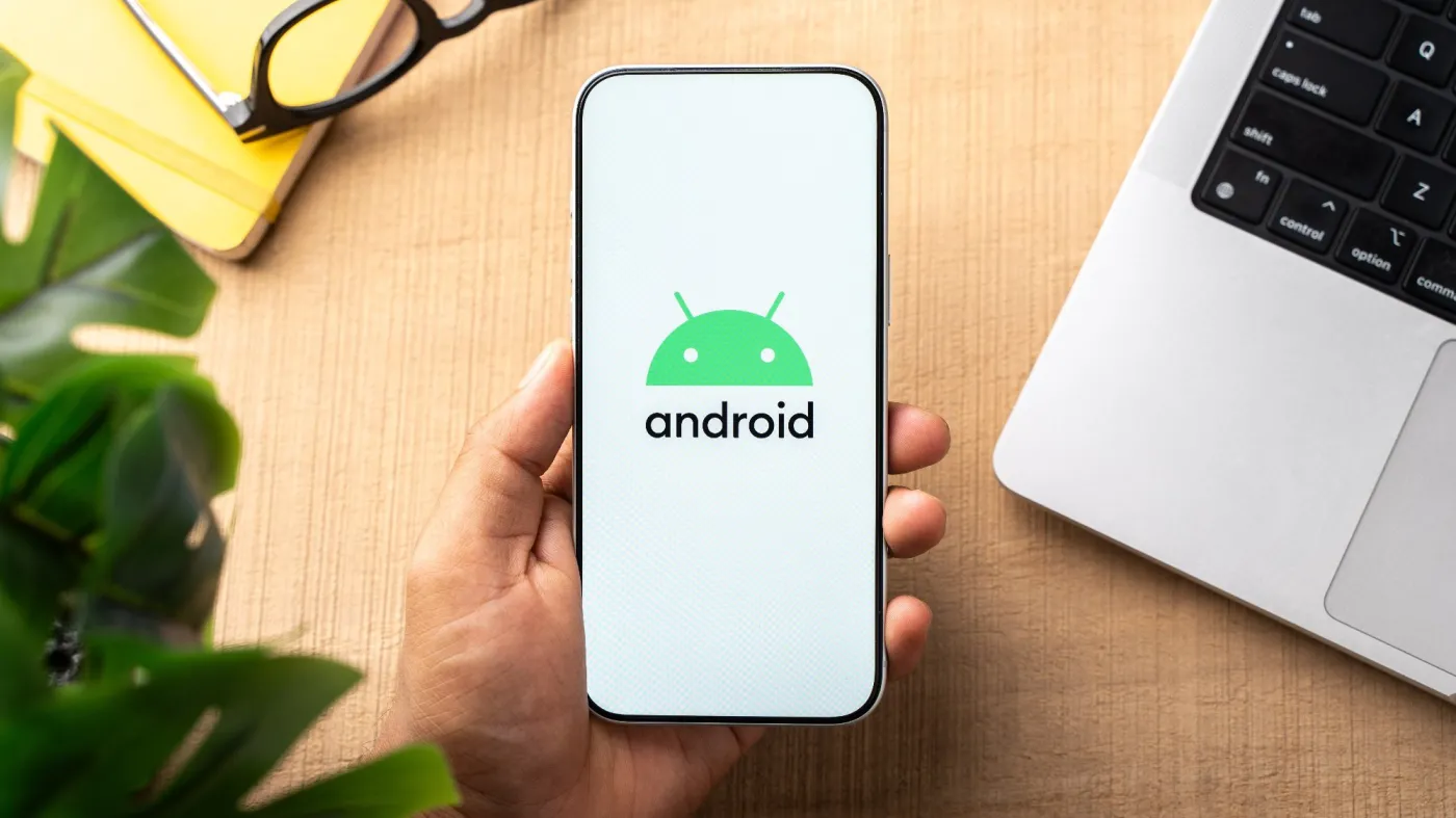 Android,Logo,Is,Displayed,On,The,Screen,Of,A,Smartphone,