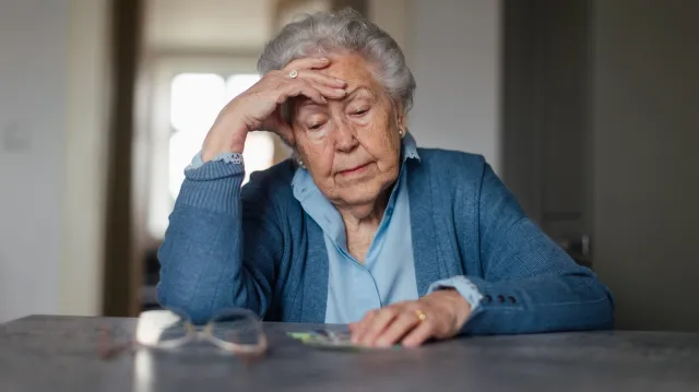 Seniorzy mogą płacić mniej w 2026 i 2027 roku. Jakie zniżki daje legitymacja i kto musi ją wymienić?