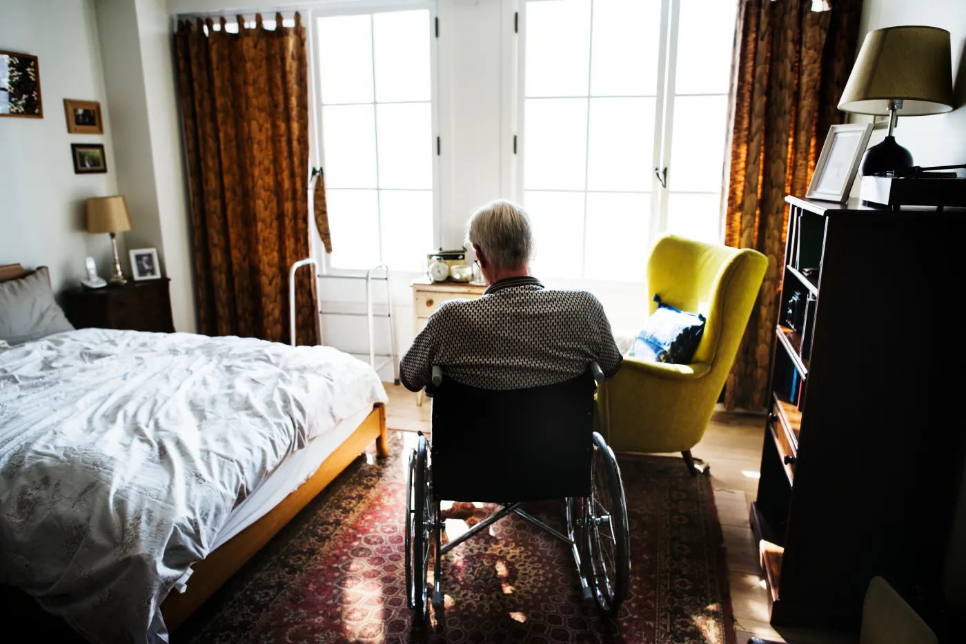 senior na wózku inwalidzkim