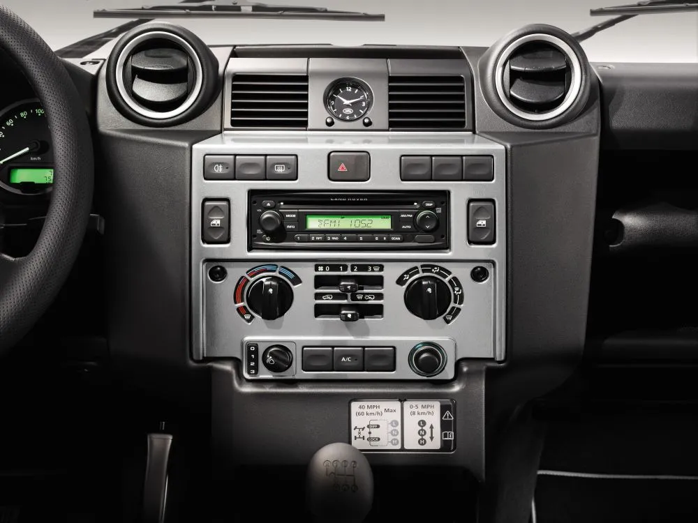 land_rover_defender_x_tech_4_316404.jpg