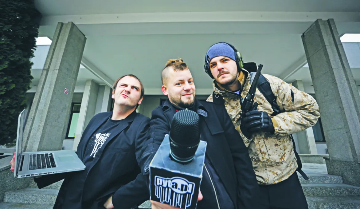 Pyta.pl to Rafał Grad, Mikołaj Janusz i Piotr Kozerski, którzy obśmiewają feministki, lewicę, mniejszości seksualne, ale także obrońców TV Trwam, kibiców i wyborców PiS