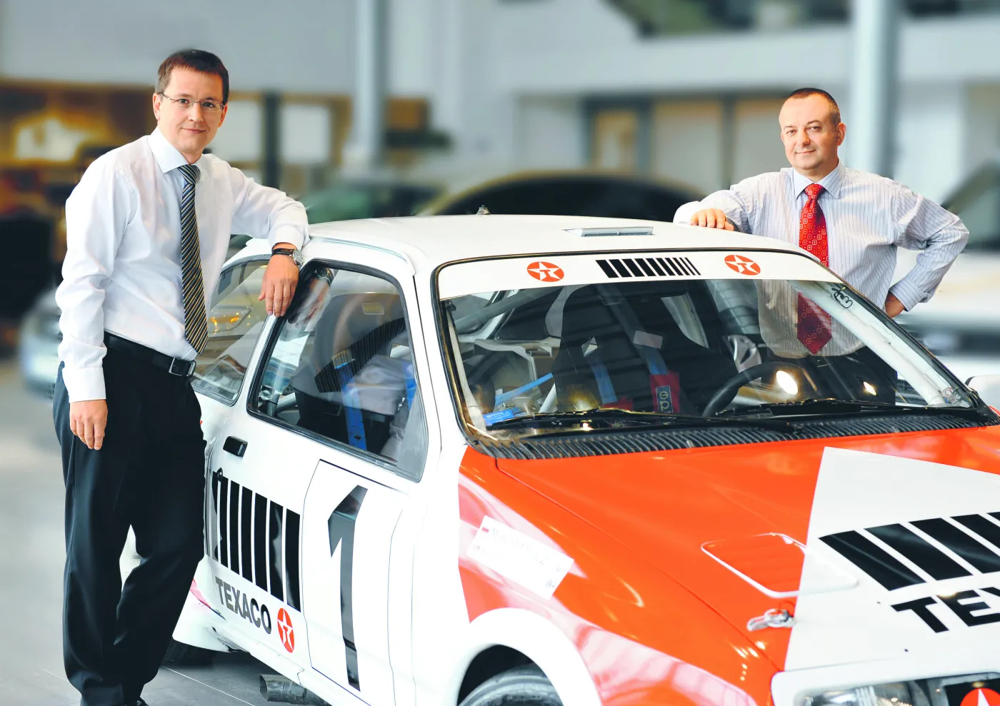 Holding 1 zaczął samochodowy wyścig po zwycięstwo