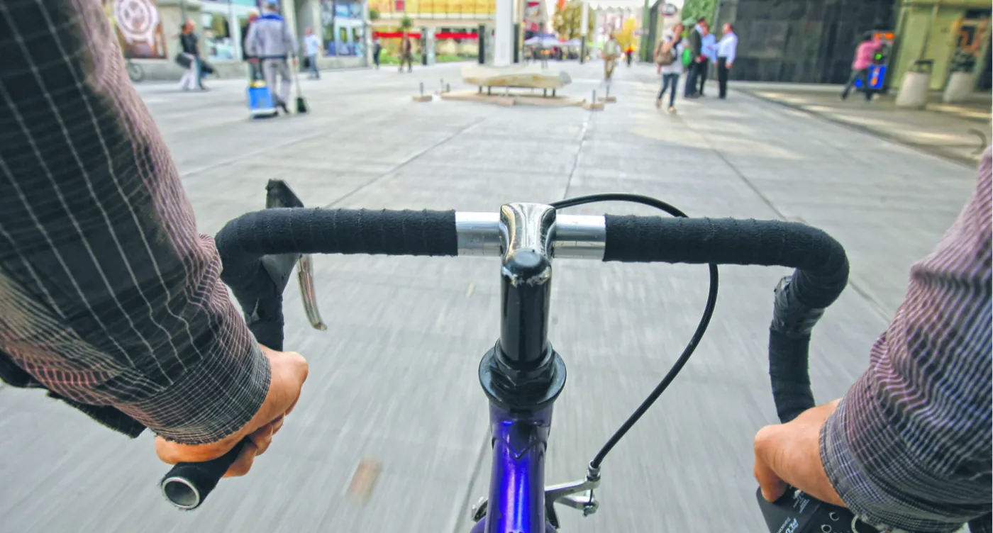 Gdybyśmy masowo przesiedli się na rowery, z pewnością udałoby nam się zrzucić zbędne kilogramy. Ale branży motoryzacyjnej, która napędza gospodarkę, groziłaby zapaść