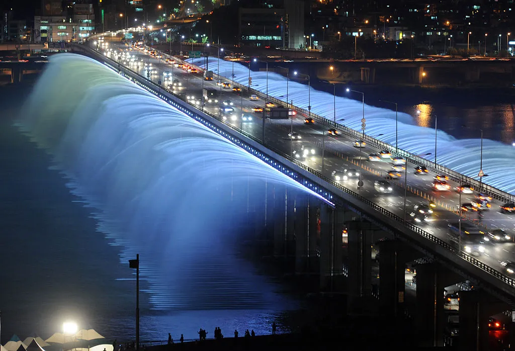 1456079-most-banpo-w-seulu-z-kolorowa.jpg