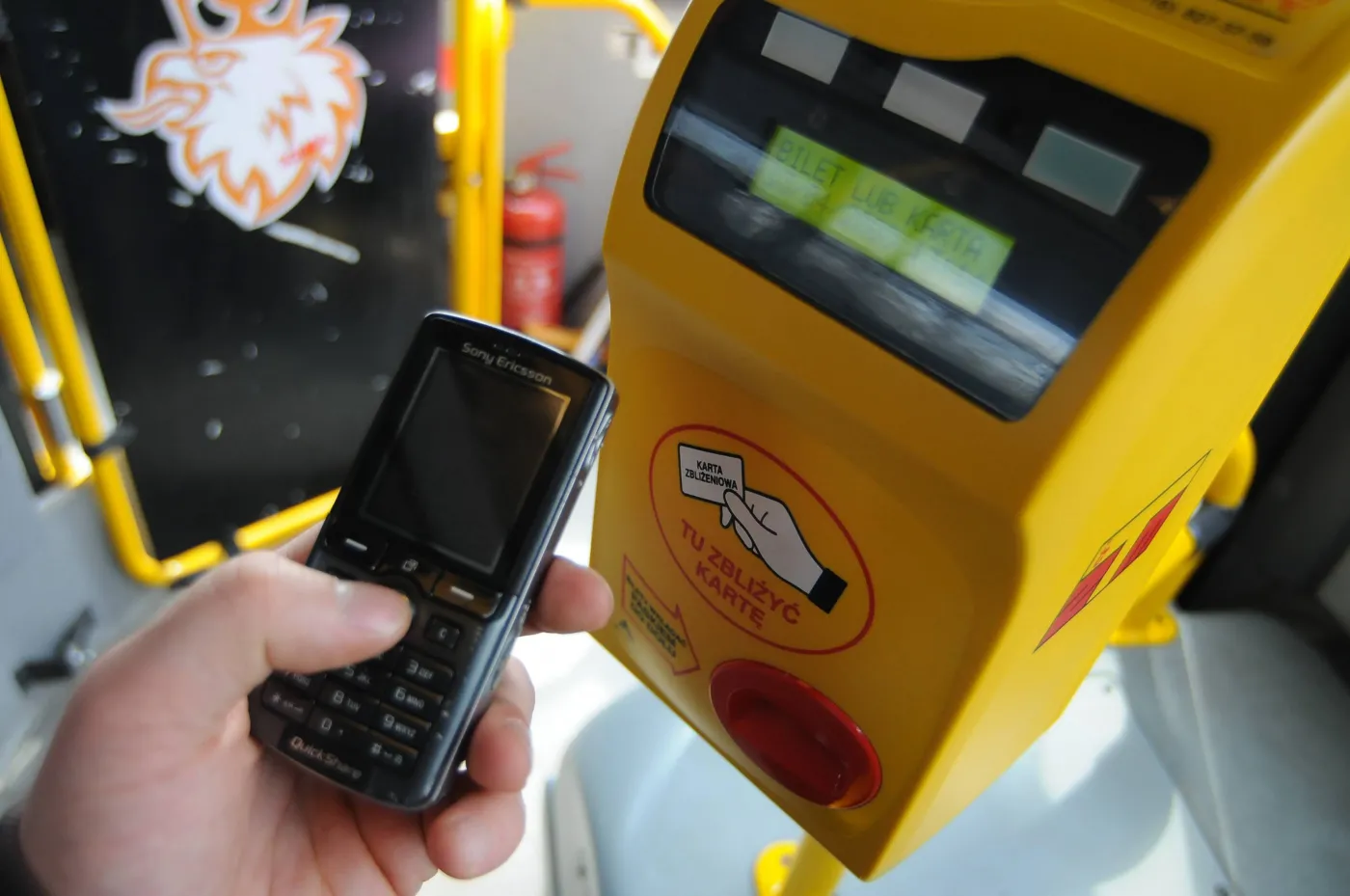 Kasownik w warszawskim tramwaju