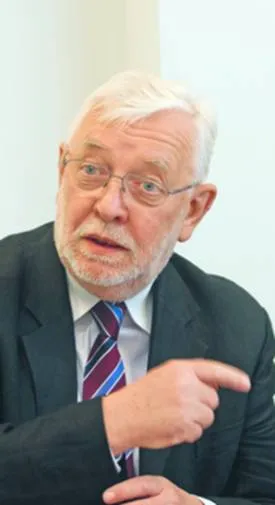 Stępień: Policjantów przybywa, choć przestępczość spada