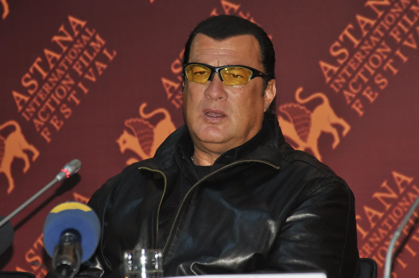 Seagal twarzą Kałasznikowa?