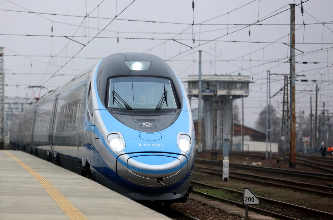 2013878-pociag-pendolino-wyjezdza-z.jpg