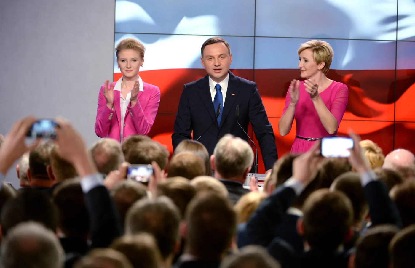 Kandydat PiS Andrzej Duda (C) z żoną Agatą Kornhauser-Dudą (P) i córką Kingą (L) w sztabie podczas wieczoru wyborczego w Warszawie
