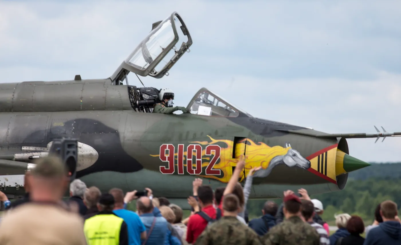 2223561-pokaz-samolotu-su-22-20-bm.jpg