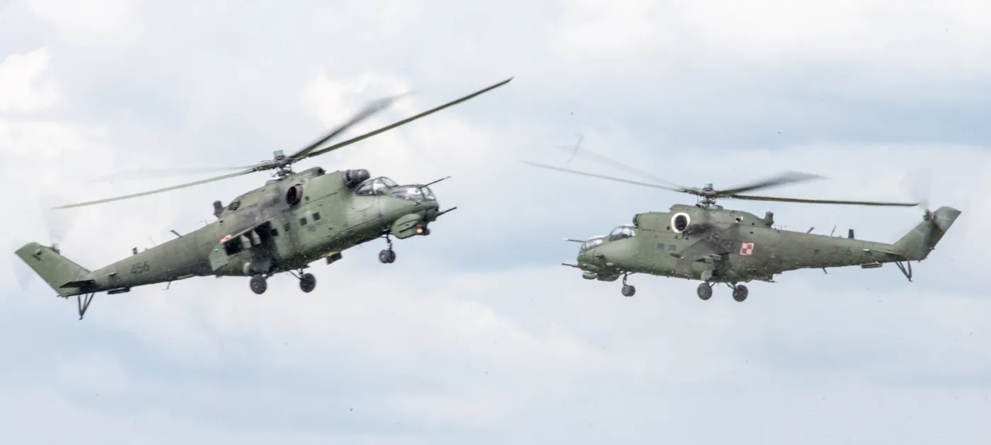 2223593-pokaz-smiglowcow-mi-24-20-bm.jpg