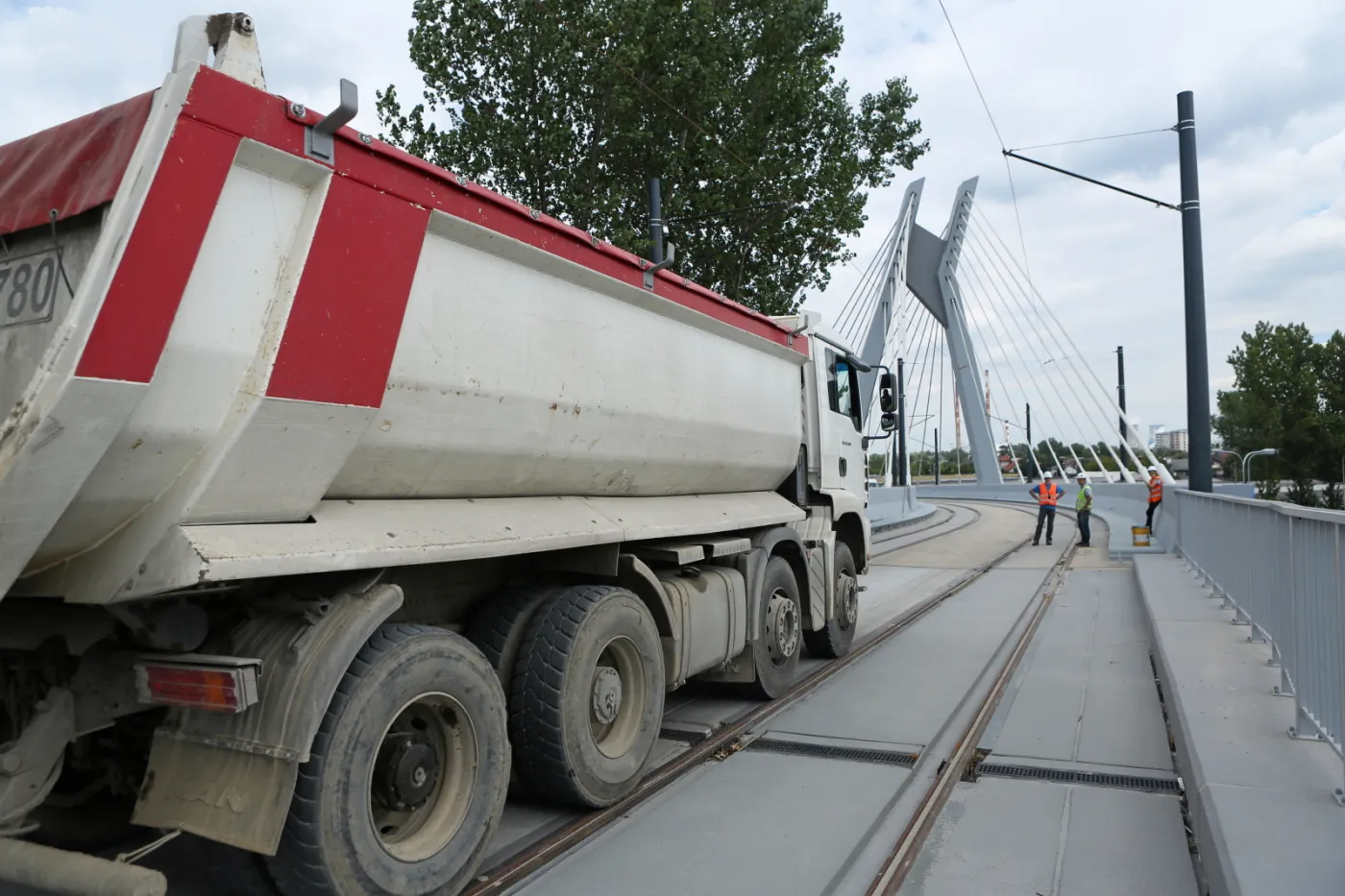 2252645-estakada-tramwajowa-laczaca.jpg