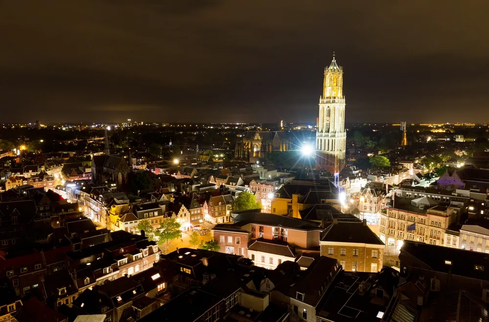 1261579-utrecht-noca-widok-na-katedre.jpg
