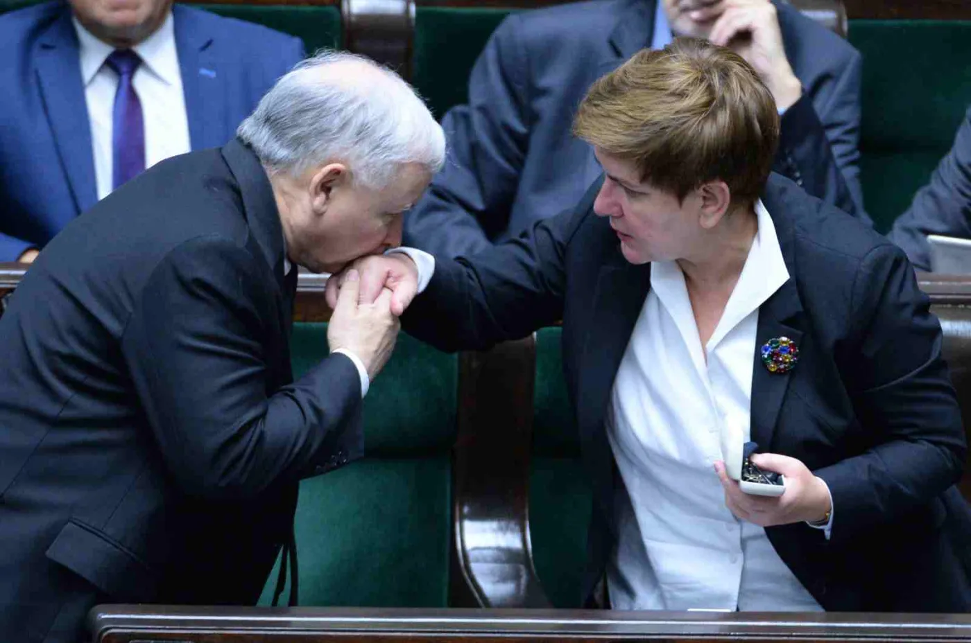 Prezes PiS Jarosław Kaczyński (L) i kandydatka PiS na premiera, wiceprezes partii Beata Szydło (P) podczas zakończenia ostatniego, 102. posiedzenia Sejmu VII kadencji, 9 bm. Wybory parlamentarne odbędą się 25 października. (zuz) PAP/Jacek Turczyk 
