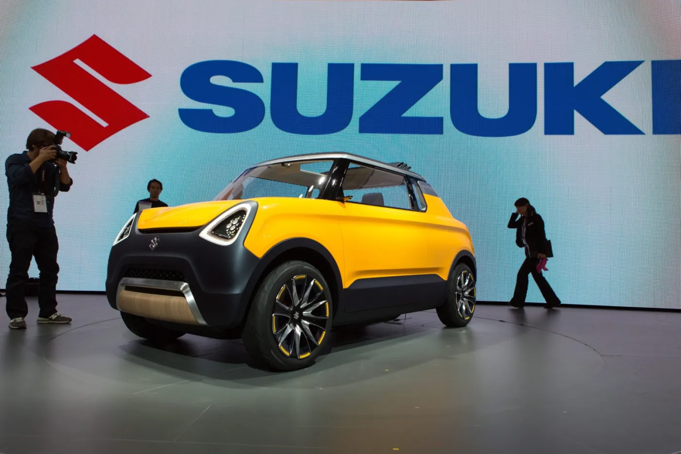 2358528-tokyo-motor-show-2015-suzuki.jpg