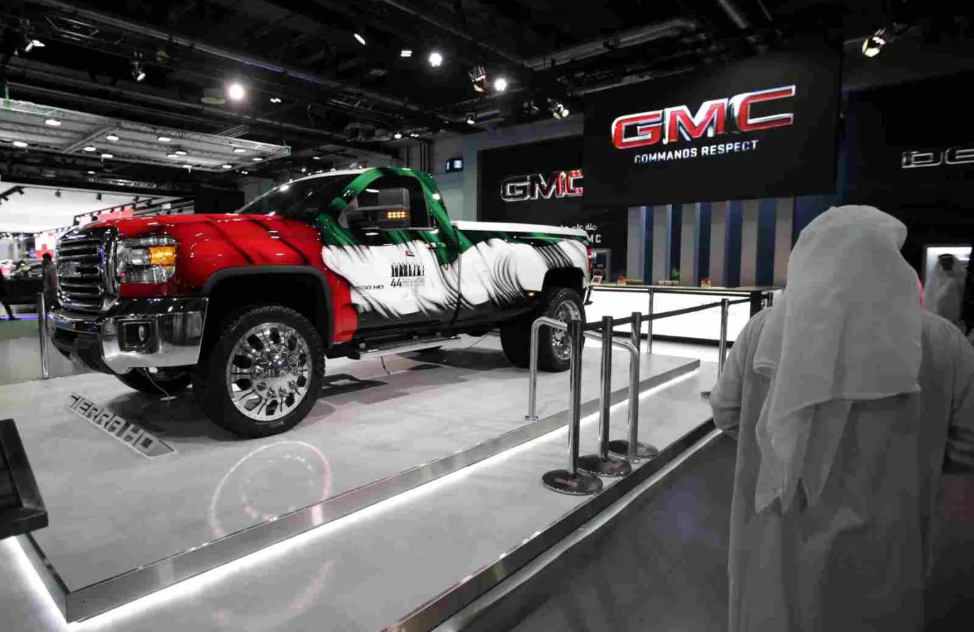 2372716-targi-motoryzacyjne-w-dubaju.jpg