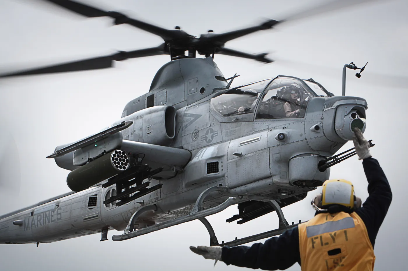 2470878-ah-1z-laduje-na-pokladzie-uss.jpg