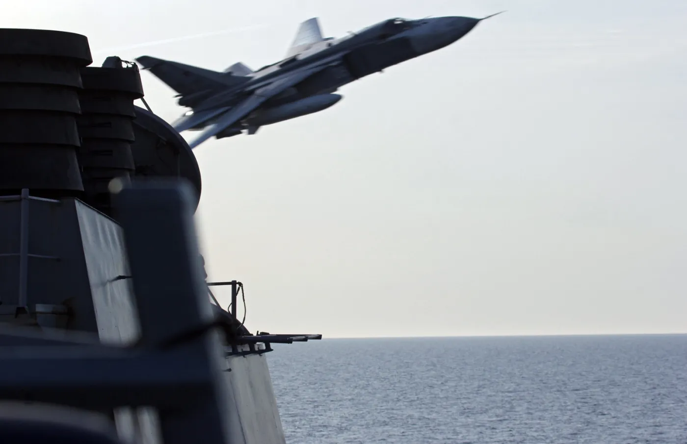 Incydent na morzu Bałtyckim. Su-24 przeleciał w odległości 9 m od USS Donald Cook [ZDJĘCIA]