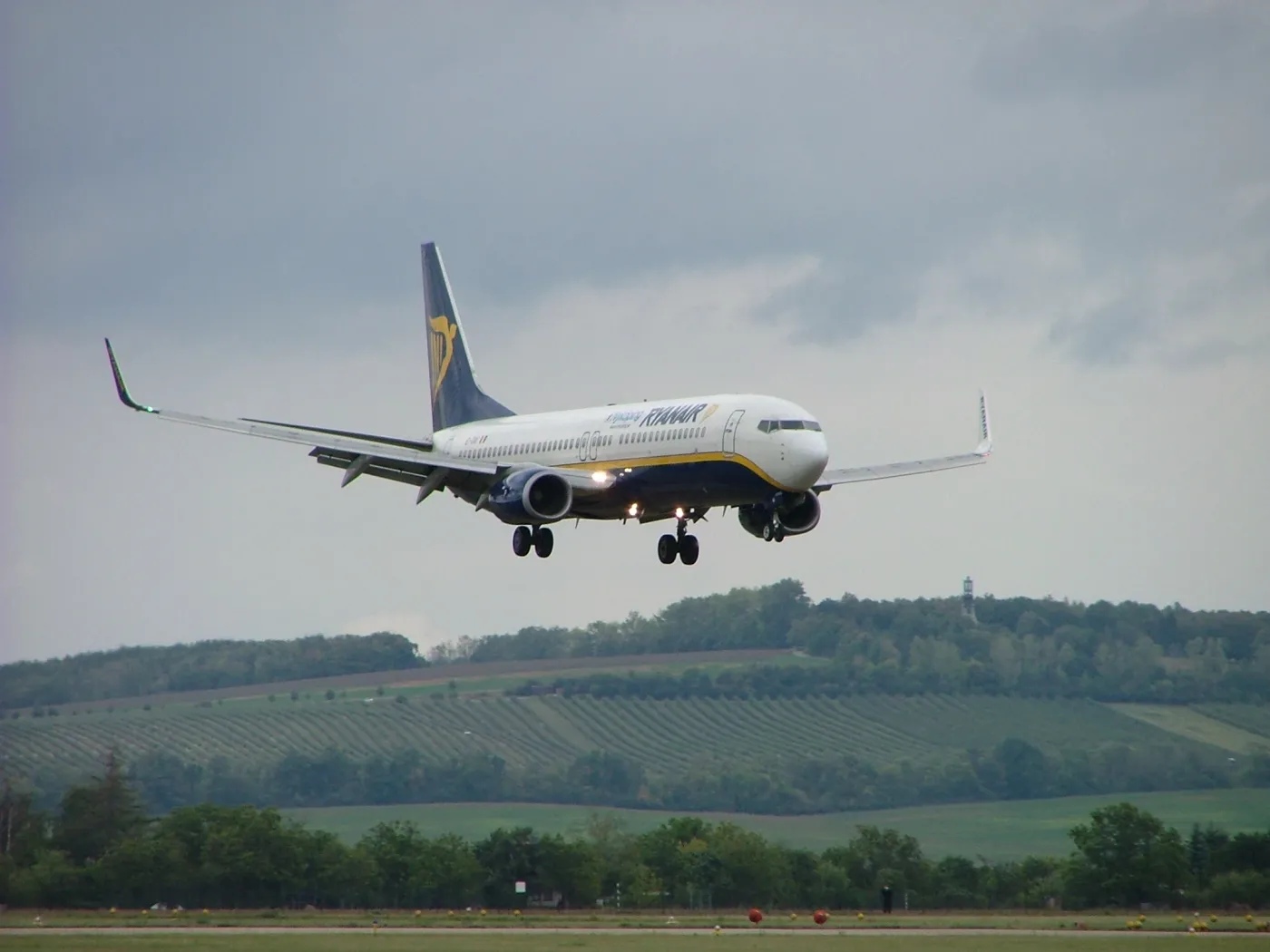 Kto wygra bitwę o polskie niebo? Ryanair rozstawia przeciwników