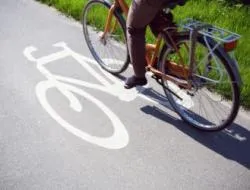Niebezpieczna muzyka. Jazda rowerem ze słuchawkami w uszach powinna być zakazana?