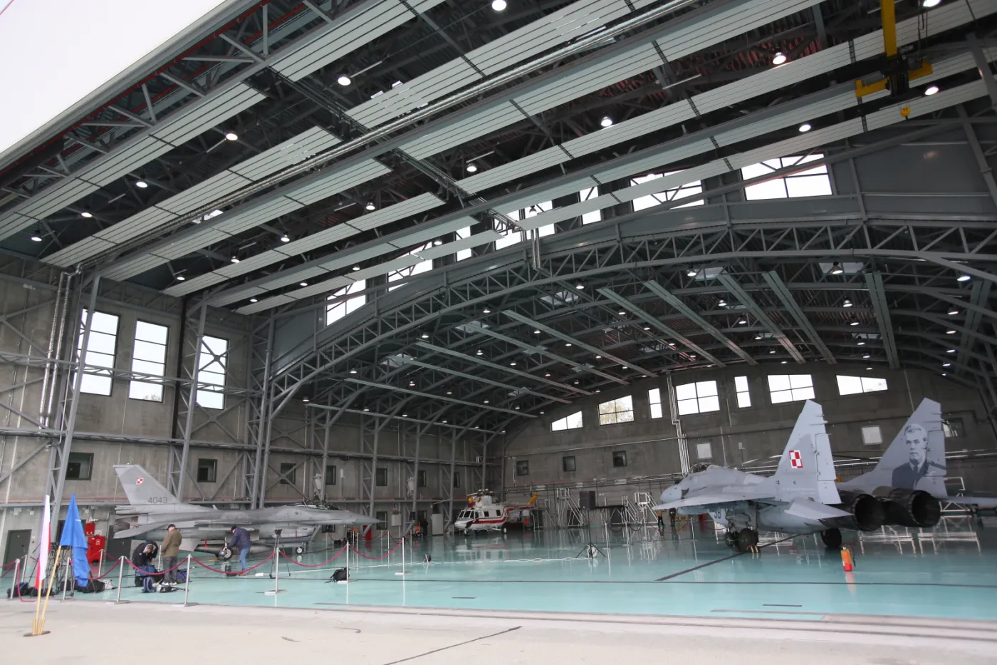 2694455-samoloty-f-16-l-i-mig-29-p.jpg