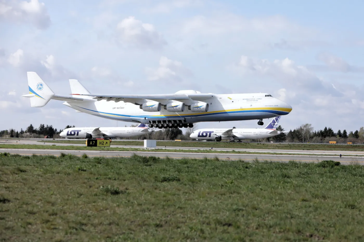 4501536-samolot-antonov-an-225-mriya.jpg
