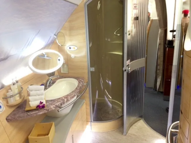 2818155-airbus-a380-kabina-shower-spa.jpg