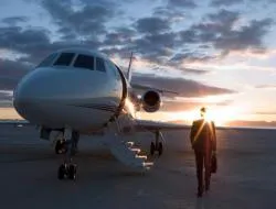 NetJets, biznesmen wchodzi na pokład. Fot. materiały prasowe